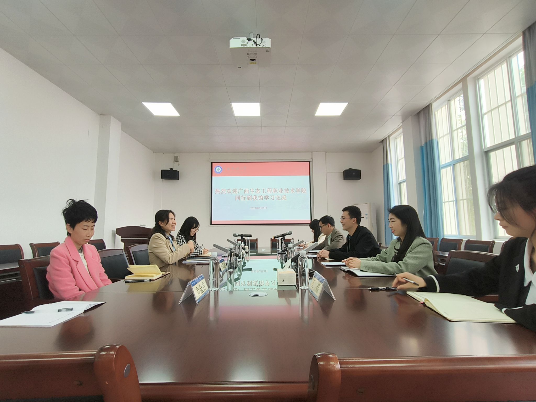 广西生态工程职业技术学院党政办公室一行到档案馆学习交流